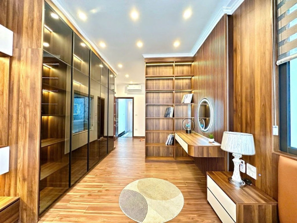 8.6 tỷ nhà Đội Cấn, 6 tầng thang máy,  dân xây ở luôn, sổ chính chủ