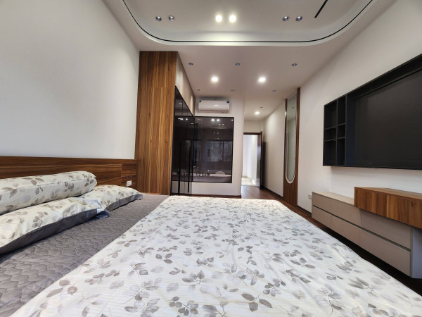 Nhỉnh 8 tỷ, Nhà 32m2, 5 tầng, đường La Thành, Ba Đình, dòng tiền ổn định