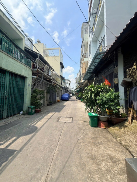 Bán nhà 68m2 (4x17m) Lê Thúc Hoạch, Tân Phú, 2 tầng, 2PN, sổ hồng riêng, giá 5 tỷ. LH: 0366375002