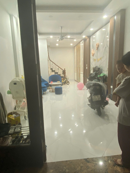 Gia đình tôi cần bán  nhà đẹp ở luôn ngõ 101 Thanh Nhàn, 40m2, 5 tầng, 6 phòng ngủ giá 12.2 tỷ
